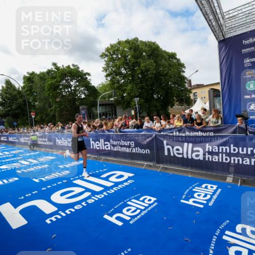 29.06.2025 - hella hamburg halbmarathon Zöllner http://msf.ph/oto/8411063 29.06.2025 10:21:15 Ziel 14717 meine-sportfotos.de