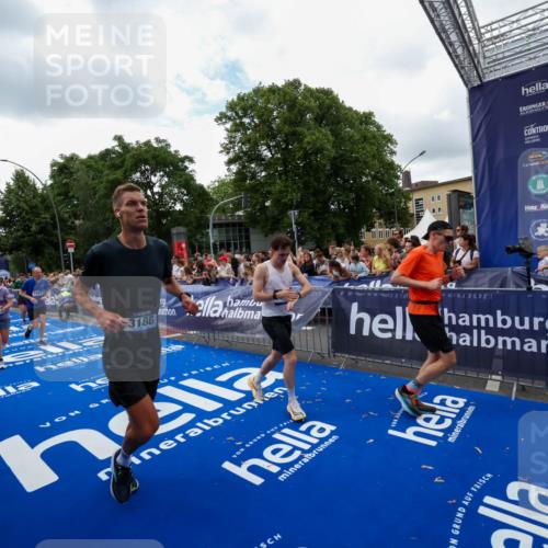 29.06.2025 - hella hamburg halbmarathon Zöllner http://msf.ph/oto/8411066 29.06.2025 10:45:29 Ziel 1697, 2367, 2470, 3186, 11469, 12277, 12643, 14703, 16725, 17499, 18407, 18638 meine-sportfotos.de