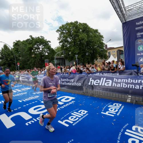 29.06.2025 - hella hamburg halbmarathon Zöllner http://msf.ph/oto/8411080 29.06.2025 10:45:31 Ziel 1697, 2415, 6831, 12277, 12643, 14062, 14703, 16725, 18407, 18638 meine-sportfotos.de