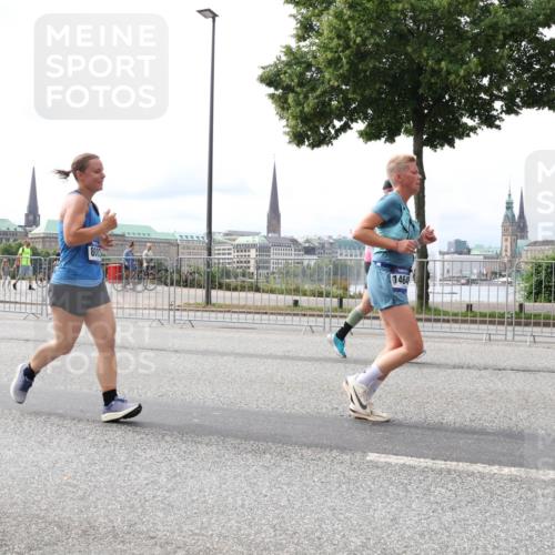 29.06.2025 - hella hamburg halbmarathon Lena Gebhardt http://msf.ph/oto/8411090 29.06.2025 10:25:17 Lombardsbrücke 1464, 1093, 1627, 1740, 2000, 2108, 2249, 2278, 3920, 3961, 3963, 4008, 4010, 4444, 5126, 5564, 5814, 6869, 7778, 8083, 8962, 9573, 9811, 9927, 10845, 10846, 11157, 11400, 11662, 11921, 13510, 13842, 14086, 14649, 15016, 15119, 15153, 15283, 15679, 15942, 16421, 16422, 17185, 17954, 18194, 18198 meine-sportfotos.de