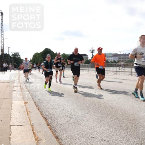 29.06.2025 - hella hamburg halbmarathon Lena Gebhardt http://msf.ph/oto/8411118 29.06.2025 10:04:29 Lombardsbrücke 7017, 8217, 948, 12998, 16985, 1213, 1316, 1347, 1377, 1674, 2011, 2463, 2698, 2852, 2979, 3488, 3994, 4146, 4293, 4488, 4587, 5058, 5354, 5365, 5869, 5976, 6142, 6311, 6706, 6709, 7017, 8177, 8217, 8421, 8422, 8423, 9489, 9526, 10100, 10213, 10709, 10756, 10834, 10962, 11511, 11582, 12004, 12005, 12125, 12924, 12998, 13533, 13583, 13625, 14340, 14436, 14917, 15525, 15532, 15678, 16099, 16128, 16145, 16753, 16989, 16995, 17071, 17113, 17434, 17437 meine-sportfotos.de