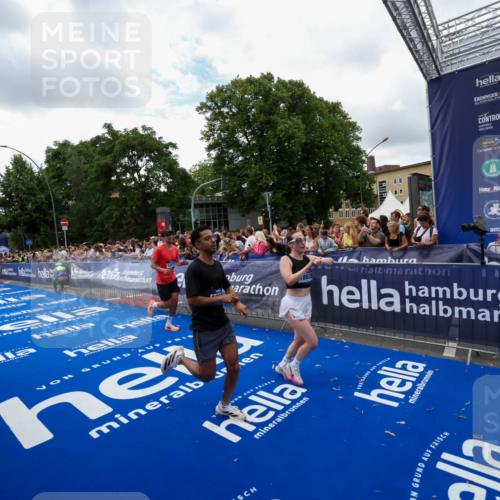 29.06.2025 - hella hamburg halbmarathon Zöllner http://msf.ph/oto/8411122 29.06.2025 10:45:34 Ziel 2138, 2415, 5623, 6831, 8374, 8668, 12277, 12643, 14062, 16725, 18638 meine-sportfotos.de