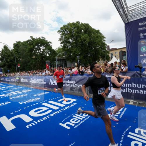 29.06.2025 - hella hamburg halbmarathon Zöllner http://msf.ph/oto/8411126 29.06.2025 10:45:34 Ziel 2138, 2415, 5623, 6831, 8374, 8668, 12277, 12643, 14062, 16725, 18638 meine-sportfotos.de