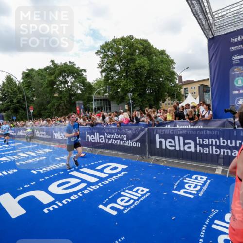 29.06.2025 - hella hamburg halbmarathon Zöllner http://msf.ph/oto/8411147 29.06.2025 10:45:37 Ziel 2138, 2415, 5623, 6831, 8374, 8668, 11291, 11495, 12154, 14062, 15666, 16725, 18862, 18878 meine-sportfotos.de