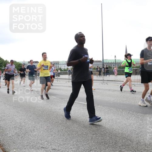 29.06.2025 - hella hamburg halbmarathon Lena Gebhardt http://msf.ph/oto/8411159 29.06.2025 10:51:05 Lombardsbrücke 1208, 1650, 1129, 1203, 1208, 1404, 1478, 1930, 2200, 2202, 2358, 2380, 2859, 3184, 3229, 3647, 3838, 3934, 4156, 4642, 4652, 4695, 4713, 4771, 4848, 4920, 5286, 5289, 5357, 5530, 6178, 6961, 7012, 7133, 7141, 7161, 7770, 7771, 7825, 7938, 8040, 8200, 8410, 8672, 8779, 8833, 8986, 9096, 9166, 9167, 9168, 9933, 10029, 10437, 10552, 10614, 10636, 11052, 11252, 11577, 12392, 12393, 14534, 15416 meine-sportfotos.de