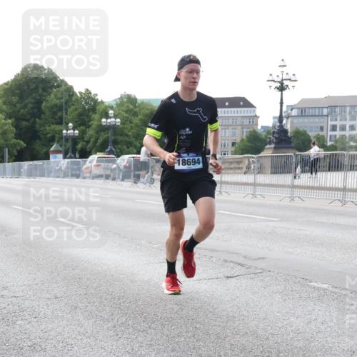 29.06.2025 - hella hamburg halbmarathon Lena Gebhardt http://msf.ph/oto/8411173 29.06.2025 09:39:16 Lombardsbrücke 18694, 4524, 6699, 13016, 14188, 14932, 16529, 16548, 18694, 19072 meine-sportfotos.de
