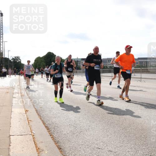 29.06.2025 - hella hamburg halbmarathon Lena Gebhardt http://msf.ph/oto/8411174 29.06.2025 10:04:29 Lombardsbrücke 7017, 16753, 8217, 16989, 177, 1213, 1316, 1347, 1377, 1674, 2011, 2463, 2698, 2852, 2979, 3488, 3994, 4146, 4293, 4488, 4587, 5058, 5354, 5365, 5869, 5976, 6142, 6311, 6706, 6709, 7017, 8177, 8217, 8421, 8422, 8423, 9489, 9526, 10100, 10213, 10709, 10756, 10834, 10962, 11511, 11582, 12004, 12005, 12125, 12924, 12998, 13533, 13583, 13625, 14340, 14436, 14917, 15525, 15532, 15678, 16099, 16128, 16145, 16753, 16989, 16995, 17071, 17113, 17434, 17437 meine-sportfotos.de