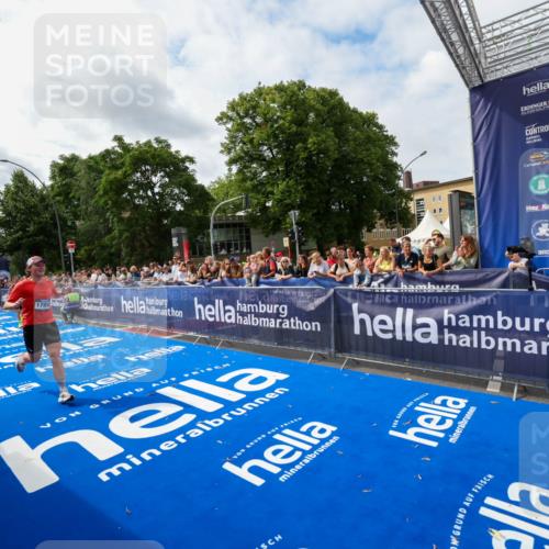 29.06.2025 - hella hamburg halbmarathon Zöllner http://msf.ph/oto/8411191 29.06.2025 10:21:38 Ziel 6559, 9442, 11965, 17856 meine-sportfotos.de