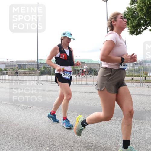 29.06.2025 - hella hamburg halbmarathon Lena Gebhardt http://msf.ph/oto/8411198 29.06.2025 10:25:19 Lombardsbrücke 2000, 1093, 1627, 1740, 2000, 2249, 2278, 3920, 3961, 3963, 4008, 4010, 5126, 5564, 5814, 6869, 7778, 8083, 8962, 9573, 9811, 9927, 10845, 10846, 11157, 11400, 11662, 11921, 13510, 13842, 14086, 14649, 15016, 15119, 15153, 15283, 15679, 15942, 16421, 16422, 17185, 17954, 18194, 18198 meine-sportfotos.de