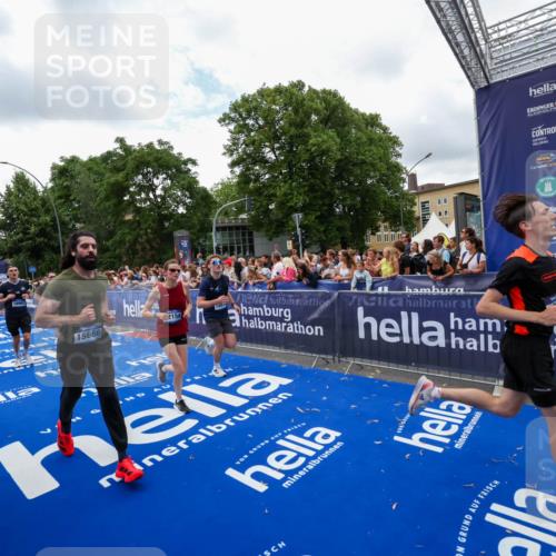 29.06.2025 - hella hamburg halbmarathon Zöllner http://msf.ph/oto/8411210 29.06.2025 10:45:43 Ziel 5047, 6071, 6711, 8668, 11291, 11495, 12154, 14764, 15666, 16617, 17332, 17674, 18862, 18878 meine-sportfotos.de