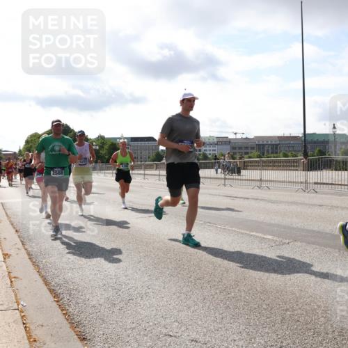 29.06.2025 - hella hamburg halbmarathon Lena Gebhardt http://msf.ph/oto/8411213 29.06.2025 09:50:19 Lombardsbrücke 2568, 15257, 4398, 1209, 1358, 1615, 1675, 1688, 1697, 1700, 1800, 1803, 1882, 2415, 2568, 2675, 2719, 2826, 3332, 3431, 3530, 4205, 4229, 4318, 4380, 4398, 4528, 4823, 5248, 5409, 5436, 5472, 5745, 5791, 5803, 6123, 6458, 6529, 6649, 6682, 6704, 7026, 7495, 7774, 7796, 8450, 8629, 8925, 9017, 9116, 9294, 9302, 9365, 9711, 9979, 10218, 10894, 11379, 11767, 12292, 12327, 12540, 12554, 12895, 13457, 13725, 14077, 14560 meine-sportfotos.de