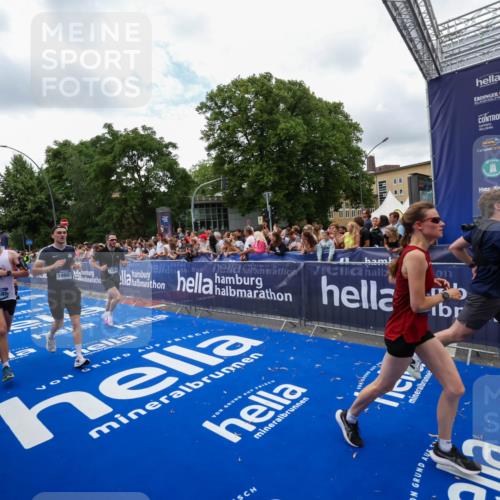 29.06.2025 - hella hamburg halbmarathon Zöllner http://msf.ph/oto/8411229 29.06.2025 10:45:44 Ziel 5047, 6071, 6711, 11291, 11495, 12154, 14764, 15666, 16617, 17332, 17674, 18862, 18878 meine-sportfotos.de