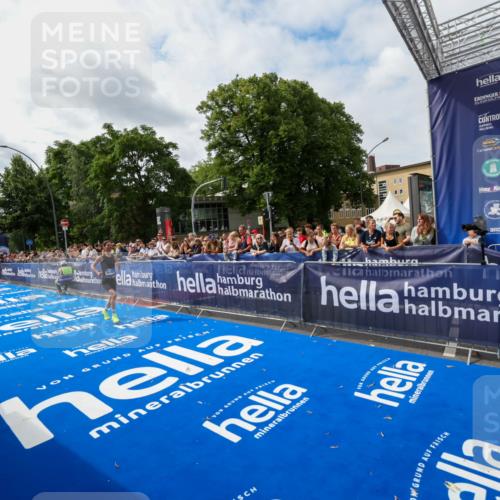 29.06.2025 - hella hamburg halbmarathon Zöllner http://msf.ph/oto/8411237 29.06.2025 10:21:40 Ziel 6559, 9442, 11965, 17856 meine-sportfotos.de