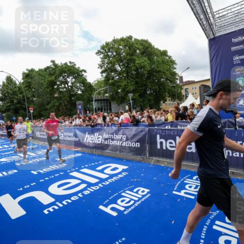 29.06.2025 - hella hamburg halbmarathon Zöllner http://msf.ph/oto/8411241 29.06.2025 10:45:45 Ziel 4854, 5047, 6071, 6711, 11291, 11495, 13975, 14374, 14764, 16617, 17332, 17674, 17835, 18862 meine-sportfotos.de