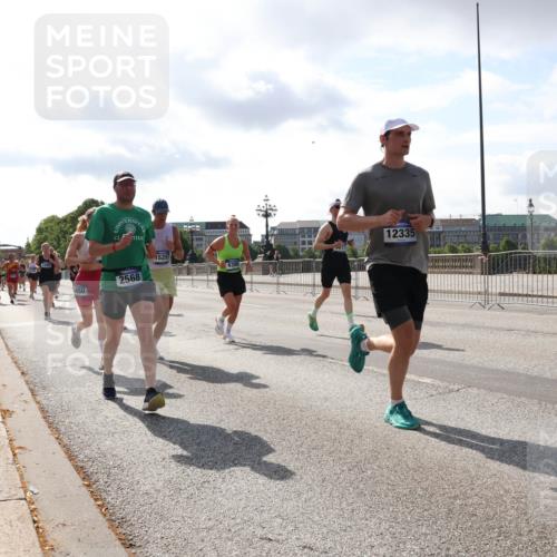 29.06.2025 - hella hamburg halbmarathon Lena Gebhardt http://msf.ph/oto/8411271 29.06.2025 09:50:20 Lombardsbrücke 450, 2568, 1525, 12335, 1209, 1358, 1615, 1675, 1688, 1697, 1700, 1800, 1803, 1882, 2415, 2568, 2675, 2719, 2826, 3332, 3530, 4205, 4229, 4318, 4380, 4398, 4528, 4823, 5248, 5409, 5436, 5472, 5508, 5745, 5791, 5803, 6123, 6458, 6529, 6649, 6682, 6704, 7026, 7495, 7774, 8450, 8629, 8925, 9017, 9116, 9294, 9302, 9365, 9711, 9979, 10218, 10894, 10922, 11379, 11767, 12292, 12327, 12540, 12554, 12895, 13457, 13725, 14560 meine-sportfotos.de