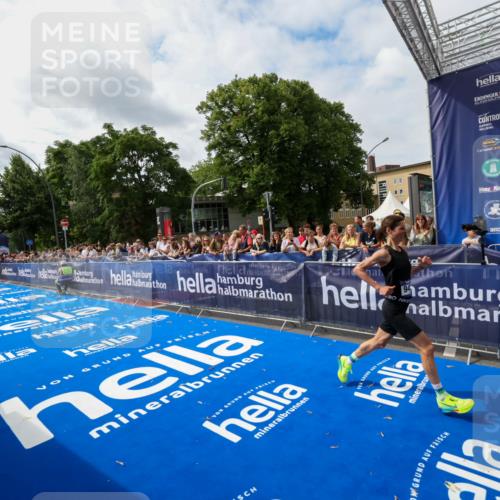 29.06.2025 - hella hamburg halbmarathon Zöllner http://msf.ph/oto/8411279 29.06.2025 10:21:41 Ziel 6559, 9442, 11965 meine-sportfotos.de