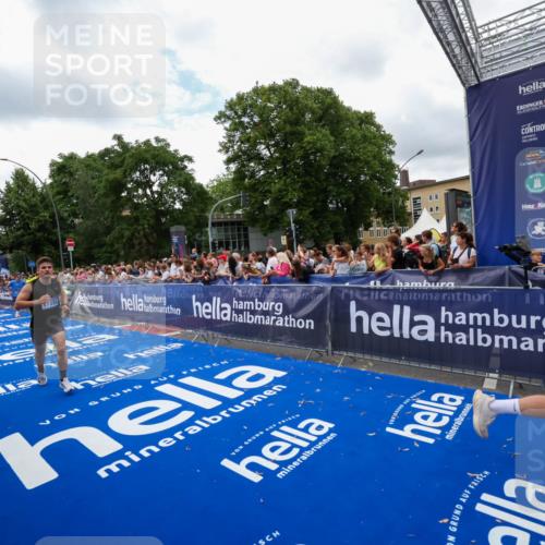 29.06.2025 - hella hamburg halbmarathon Zöllner http://msf.ph/oto/8411280 29.06.2025 10:45:49 Ziel 4345, 4854, 5047, 6290, 6711, 7385, 13975, 14374, 16617, 17332, 17835 meine-sportfotos.de