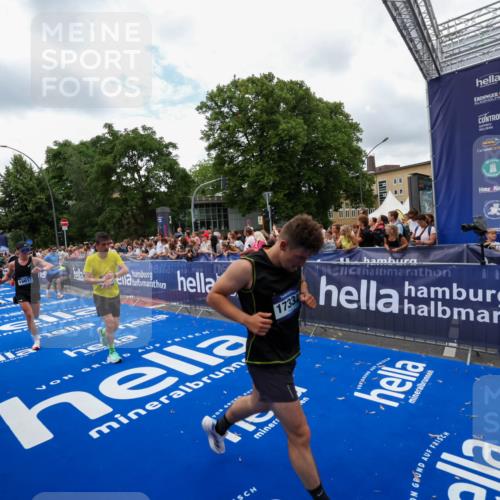 29.06.2025 - hella hamburg halbmarathon Zöllner http://msf.ph/oto/8411302 29.06.2025 10:45:50 Ziel 4345, 4854, 5047, 6290, 7385, 13975, 14374, 16617, 16624, 17332, 17835 meine-sportfotos.de