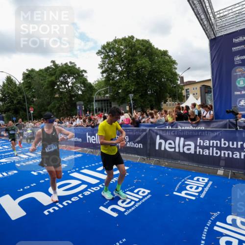 29.06.2025 - hella hamburg halbmarathon Zöllner http://msf.ph/oto/8411309 29.06.2025 10:45:51 Ziel 3477, 4345, 4854, 5047, 6290, 7385, 13975, 14374, 16617, 16624, 17332, 17835 meine-sportfotos.de