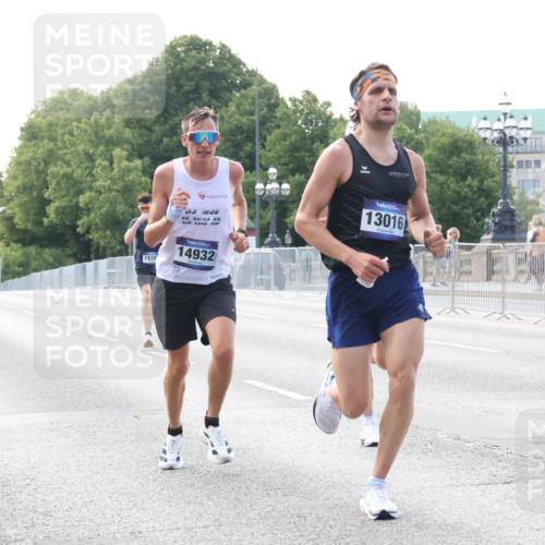 29.06.2025 - hella hamburg halbmarathon Lena Gebhardt http://msf.ph/oto/8411311 29.06.2025 09:39:19 Lombardsbrücke 6699, 1516, 14932, 13016, 4524, 6699, 13016, 14188, 14932, 15166, 16529, 16548, 18694, 19072 meine-sportfotos.de