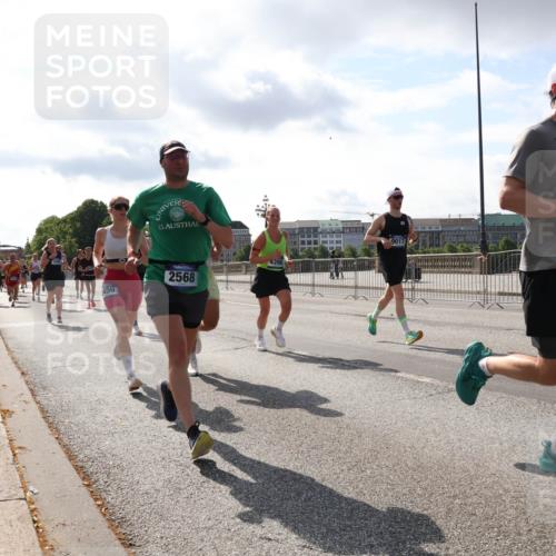 29.06.2025 - hella hamburg halbmarathon Lena Gebhardt http://msf.ph/oto/8411313 29.06.2025 09:50:20 Lombardsbrücke 150, 2568, 9017, 1209, 1358, 1615, 1675, 1688, 1697, 1700, 1800, 1803, 1882, 2415, 2568, 2675, 2719, 2826, 3332, 3530, 4205, 4229, 4318, 4380, 4398, 4528, 4823, 5248, 5409, 5436, 5472, 5508, 5745, 5791, 5803, 6123, 6458, 6529, 6649, 6682, 6704, 7026, 7495, 7774, 8450, 8629, 8925, 9017, 9116, 9294, 9302, 9365, 9711, 9979, 10218, 10894, 10922, 11379, 11767, 12292, 12327, 12540, 12554, 12895, 13457, 13725, 14560 meine-sportfotos.de