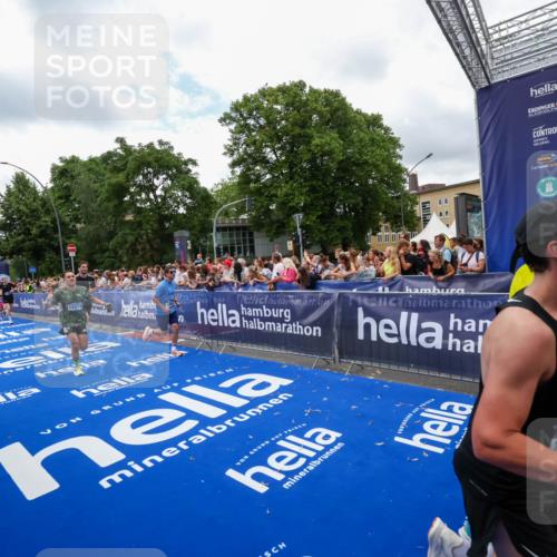 29.06.2025 - hella hamburg halbmarathon Zöllner http://msf.ph/oto/8411325 29.06.2025 10:45:51 Ziel 3477, 4345, 4854, 5047, 6290, 7385, 13975, 14374, 16617, 16624, 17332, 17835 meine-sportfotos.de