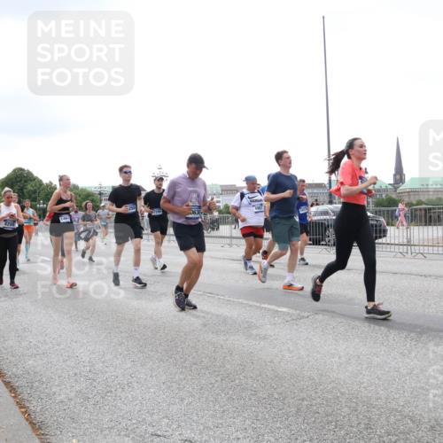 29.06.2025 - hella hamburg halbmarathon Lena Gebhardt http://msf.ph/oto/8411327 29.06.2025 10:51:07 Lombardsbrücke 8200, 146, 7295, 0636, 4961, 12, 1129, 1203, 1208, 1404, 1478, 1617, 1930, 2200, 2202, 2358, 2380, 2859, 3184, 3229, 3647, 3838, 3934, 4156, 4642, 4652, 4695, 4713, 4771, 4848, 4920, 5286, 5289, 5357, 5530, 6178, 6961, 7012, 7133, 7141, 7161, 7770, 7771, 7825, 7938, 8040, 8200, 8410, 8672, 8779, 8833, 8986, 9096, 9166, 9167, 9168, 9763, 9933, 10029, 10437, 10552, 10614, 10636, 11034, 11052, 11252, 11575, 11577, 12392, 12393, 14534 meine-sportfotos.de