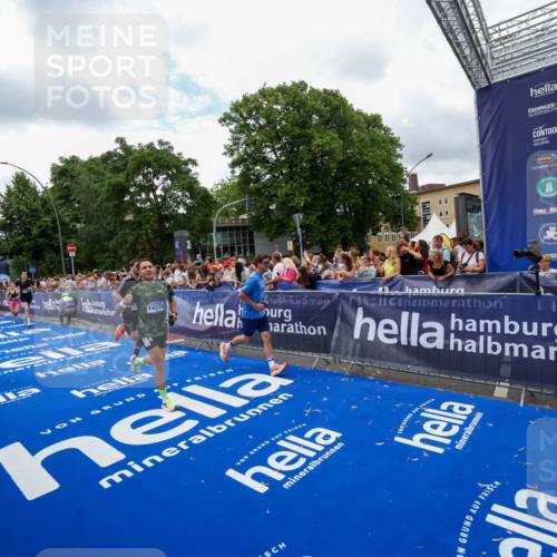 29.06.2025 - hella hamburg halbmarathon Zöllner http://msf.ph/oto/8411338 29.06.2025 10:45:52 Ziel 3477, 4345, 4854, 5047, 6290, 7385, 10792, 11821, 13975, 14374, 16617, 16624, 17835 meine-sportfotos.de