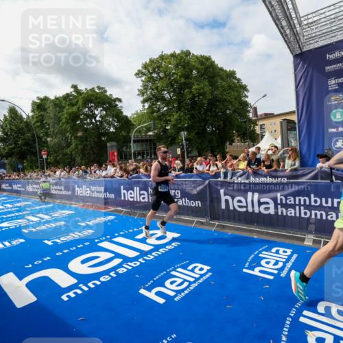 29.06.2025 - hella hamburg halbmarathon Zöllner http://msf.ph/oto/8411352 29.06.2025 10:21:46 Ziel 6559, 11965 meine-sportfotos.de
