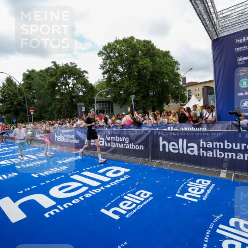 29.06.2025 - hella hamburg halbmarathon Zöllner http://msf.ph/oto/8411391 29.06.2025 10:45:55 Ziel 3477, 4277, 4345, 6290, 6532, 7385, 10792, 11821, 14911, 15149, 16624, 18185, 19116 meine-sportfotos.de