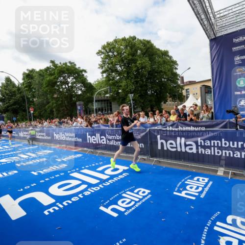 29.06.2025 - hella hamburg halbmarathon Zöllner http://msf.ph/oto/8411400 29.06.2025 10:22:06 Ziel 13751, 16068, 17886 meine-sportfotos.de