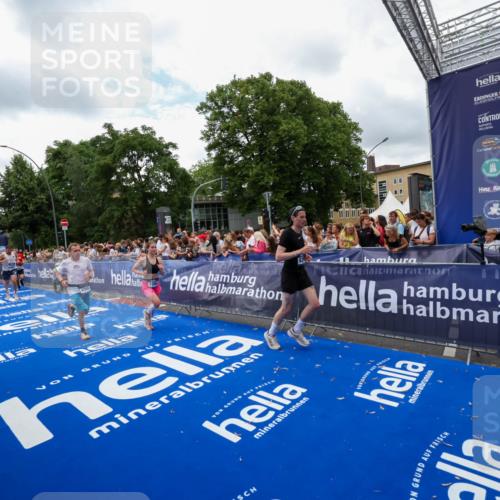 29.06.2025 - hella hamburg halbmarathon Zöllner http://msf.ph/oto/8411406 29.06.2025 10:45:55 Ziel 3477, 4277, 4345, 6290, 6532, 7385, 10792, 11821, 14911, 15149, 16624, 18185, 19116 meine-sportfotos.de