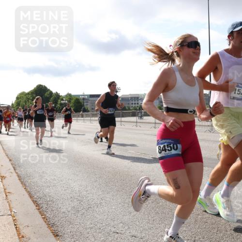 29.06.2025 - hella hamburg halbmarathon Lena Gebhardt http://msf.ph/oto/8411417 29.06.2025 09:50:21 Lombardsbrücke 1688, 6449, 2826, 8450, 1525, 4398, 1209, 1358, 1615, 1675, 1688, 1697, 1700, 1800, 1803, 1882, 2415, 2568, 2675, 2719, 2826, 3332, 3530, 4205, 4229, 4380, 4398, 4528, 4823, 5248, 5409, 5436, 5472, 5508, 5745, 5791, 5803, 6123, 6458, 6529, 6649, 6682, 6704, 7026, 7495, 7774, 8450, 8629, 8925, 8958, 9017, 9116, 9294, 9302, 9365, 9711, 9979, 10218, 10894, 10922, 11281, 11379, 11767, 12292, 12327, 12540, 12554, 12895, 13457, 13725, 14560 meine-sportfotos.de