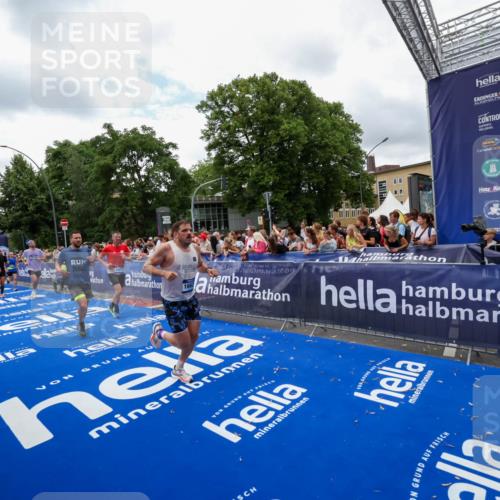 29.06.2025 - hella hamburg halbmarathon Zöllner http://msf.ph/oto/8411427 29.06.2025 10:45:58 Ziel 3477, 4277, 6532, 8577, 8871, 10792, 11821, 12084, 14911, 15149, 16624, 17008, 18185, 19116 meine-sportfotos.de