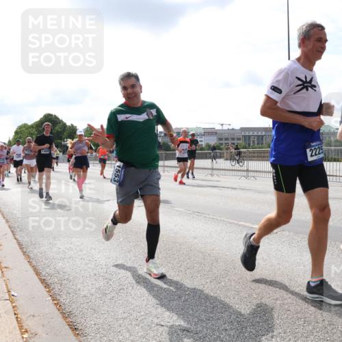 29.06.2025 - hella hamburg halbmarathon Lena Gebhardt http://msf.ph/oto/8411446 29.06.2025 10:17:08 Lombardsbrücke 1553, 2225, 1766, 1083, 1117, 1137, 1240, 1298, 1331, 1348, 1356, 1403, 1477, 1553, 1602, 2225, 2860, 2908, 3088, 3176, 3210, 3450, 3464, 3466, 3622, 3802, 3803, 5023, 5036, 5037, 5390, 5929, 5930, 5995, 6126, 6128, 6328, 6520, 6522, 6742, 6941, 6948, 7011, 7114, 7115, 7257, 7345, 7360, 7376, 7410, 7445, 7647, 7924, 7928, 7945, 8210, 8253, 8263, 8309, 8433, 8513, 8558, 8619, 8983, 9091, 9152, 9208, 9259, 9332, 9492, 9676, 10232 meine-sportfotos.de