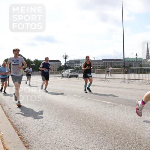29.06.2025 - hella hamburg halbmarathon Lena Gebhardt http://msf.ph/oto/8411489 29.06.2025 10:04:32 Lombardsbrücke 16753, 131, 94, 1213, 1316, 1347, 1377, 1674, 2011, 2463, 2628, 2698, 2852, 2979, 3994, 4146, 4293, 4538, 4587, 5058, 5354, 5365, 5869, 5976, 6142, 6311, 6706, 6709, 7017, 8049, 8177, 8217, 9489, 9526, 10100, 10213, 10709, 10756, 10834, 10962, 11511, 11582, 12004, 12005, 12125, 12924, 12998, 13533, 13625, 14340, 14436, 14917, 15525, 15532, 15678, 16099, 16128, 16145, 16357, 16753, 16989, 16995, 17071, 17113, 17434, 17437, 17814 meine-sportfotos.de