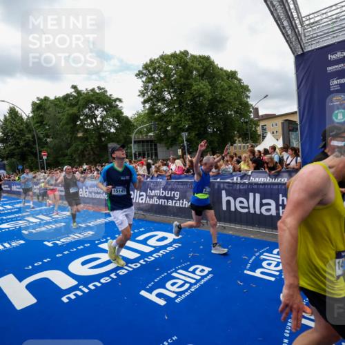 29.06.2025 - hella hamburg halbmarathon Zöllner http://msf.ph/oto/8411500 29.06.2025 10:46:02 Ziel 2189, 4277, 5648, 6532, 8269, 8577, 8871, 11936, 12084, 12269, 14462, 14911, 15149, 17008, 18081, 18185, 19116 meine-sportfotos.de