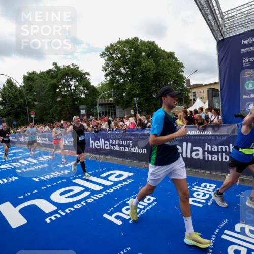 29.06.2025 - hella hamburg halbmarathon Zöllner http://msf.ph/oto/8411509 29.06.2025 10:46:02 Ziel 2189, 4277, 5648, 6532, 8269, 8577, 8871, 11936, 12084, 12269, 14462, 14911, 15149, 17008, 18081, 18185, 19116 meine-sportfotos.de