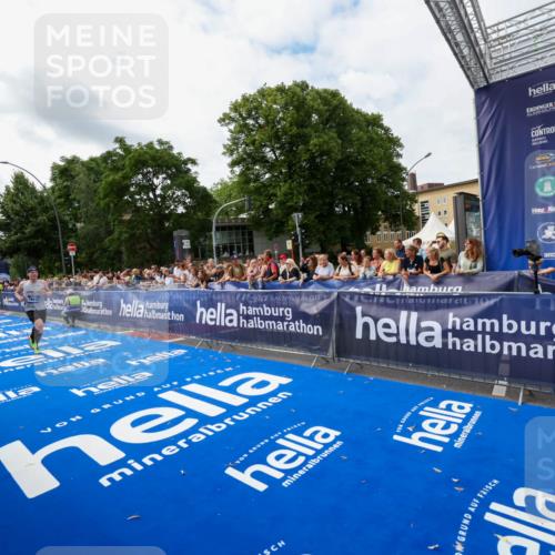 29.06.2025 - hella hamburg halbmarathon Zöllner http://msf.ph/oto/8411529 29.06.2025 10:22:14 Ziel 10650, 18693 meine-sportfotos.de