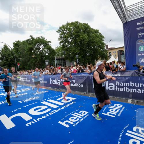 29.06.2025 - hella hamburg halbmarathon Zöllner http://msf.ph/oto/8411530 29.06.2025 10:46:03 Ziel 2189, 4277, 5648, 6460, 6532, 8269, 8577, 8871, 11936, 12084, 12269, 14462, 14804, 15149, 17008, 18081, 19116 meine-sportfotos.de