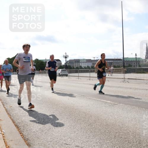 29.06.2025 - hella hamburg halbmarathon Lena Gebhardt http://msf.ph/oto/8411542 29.06.2025 10:04:32 Lombardsbrücke 18525, 16753, 10213, 1213, 1316, 1347, 1377, 1674, 2011, 2463, 2628, 2698, 2852, 2979, 3994, 4146, 4293, 4538, 4587, 5058, 5354, 5365, 5869, 5976, 6142, 6311, 6706, 6709, 7017, 8049, 8177, 8217, 9489, 9526, 10100, 10213, 10709, 10756, 10834, 10962, 11511, 11582, 12004, 12005, 12125, 12924, 12998, 13533, 13625, 14340, 14436, 14917, 15525, 15532, 15678, 16099, 16128, 16145, 16357, 16753, 16989, 16995, 17071, 17113, 17434, 17437, 17814 meine-sportfotos.de
