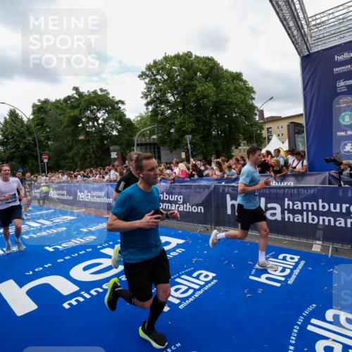 29.06.2025 - hella hamburg halbmarathon Zöllner http://msf.ph/oto/8411553 29.06.2025 10:46:05 Ziel 2189, 5648, 6460, 8269, 8577, 8871, 9585, 11936, 12084, 12269, 13630, 14462, 14804, 17008, 18081 meine-sportfotos.de