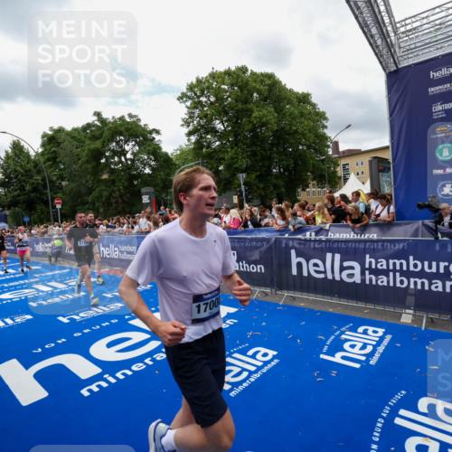 29.06.2025 - hella hamburg halbmarathon Zöllner http://msf.ph/oto/8411566 29.06.2025 10:46:06 Ziel 2189, 5648, 6460, 8269, 9585, 11936, 12084, 12269, 13630, 14462, 14804, 17008, 18081, 18702 meine-sportfotos.de