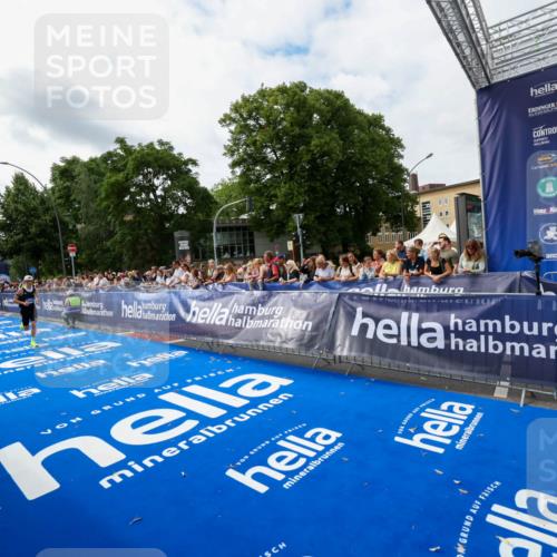 29.06.2025 - hella hamburg halbmarathon Zöllner http://msf.ph/oto/8411571 29.06.2025 10:22:18 Ziel 10650 meine-sportfotos.de