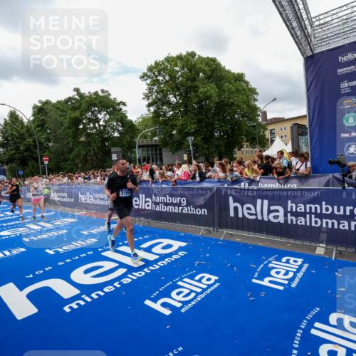 29.06.2025 - hella hamburg halbmarathon Zöllner http://msf.ph/oto/8411578 29.06.2025 10:46:06 Ziel 2189, 5648, 6460, 8269, 9585, 11936, 12084, 12269, 13630, 14462, 14804, 17008, 18081, 18702 meine-sportfotos.de