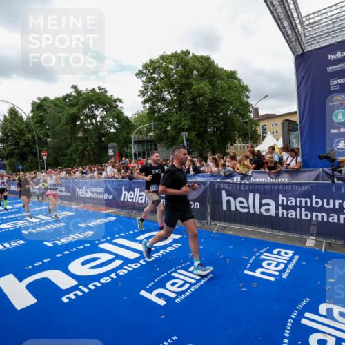 29.06.2025 - hella hamburg halbmarathon Zöllner http://msf.ph/oto/8411583 29.06.2025 10:46:07 Ziel 2189, 5648, 6460, 7961, 8269, 9585, 11936, 12269, 13630, 14462, 14804, 18081, 18702 meine-sportfotos.de