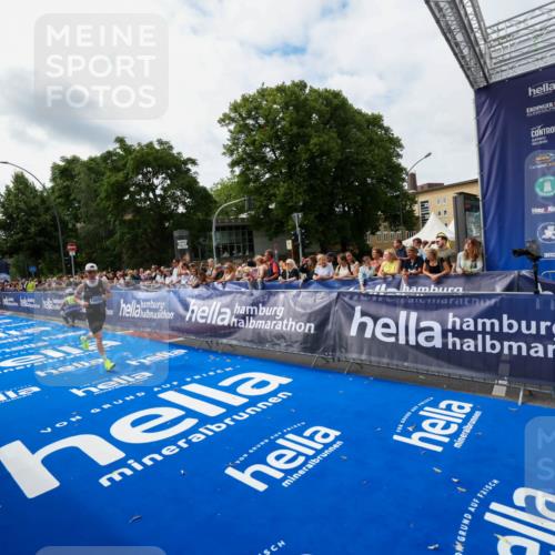 29.06.2025 - hella hamburg halbmarathon Zöllner http://msf.ph/oto/8411596 29.06.2025 10:22:19 Ziel 10650 meine-sportfotos.de