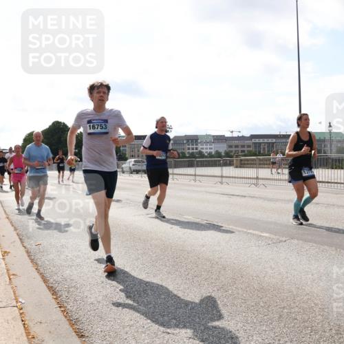 29.06.2025 - hella hamburg halbmarathon Lena Gebhardt http://msf.ph/oto/8411620 29.06.2025 10:04:33 Lombardsbrücke 16753, 0213, 1213, 1316, 1347, 1377, 1674, 2011, 2463, 2628, 2698, 2852, 2979, 3994, 4146, 4293, 4394, 4538, 4587, 5058, 5354, 5365, 5869, 5976, 6142, 6311, 6706, 6709, 8049, 8177, 8217, 9489, 9526, 10100, 10213, 10709, 10756, 10834, 10962, 11511, 11551, 11582, 12004, 12005, 12125, 12924, 12998, 13533, 13625, 14340, 14436, 14917, 15525, 15532, 15678, 16099, 16128, 16145, 16357, 16753, 16989, 16995, 17071, 17113, 17434, 17437, 17814 meine-sportfotos.de