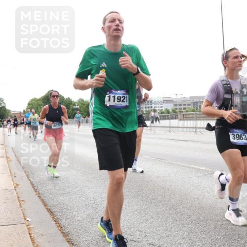 29.06.2025 - hella hamburg halbmarathon Lena Gebhardt http://msf.ph/oto/8411621 29.06.2025 10:25:26 Lombardsbrücke 6478, 16422, 11921, 3963, 1093, 1305, 1481, 1627, 1740, 2000, 2278, 3343, 3920, 3961, 3963, 5028, 5564, 5814, 6869, 7778, 8083, 8881, 8962, 9573, 9811, 9927, 10845, 10846, 11157, 11400, 11662, 11921, 13510, 13653, 13842, 14086, 14649, 14936, 15016, 15119, 15153, 15283, 15679, 16289, 16381, 16421, 16422, 17185, 17954 meine-sportfotos.de
