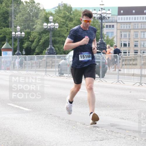 29.06.2025 - hella hamburg halbmarathon Lena Gebhardt http://msf.ph/oto/8411626 29.06.2025 09:39:22 Lombardsbrücke 15166, 4524, 6699, 13016, 14188, 14932, 15166, 16529, 16548, 18694, 18848, 19072 meine-sportfotos.de